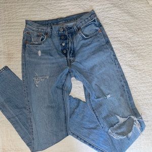 501 LEVIS LIGHT WASH DISTRESSED JEANS